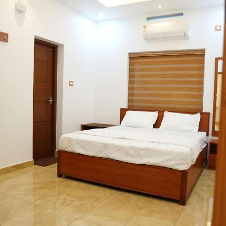 Neom'S Golden Gate Hotel Alwaye Bagian luar foto