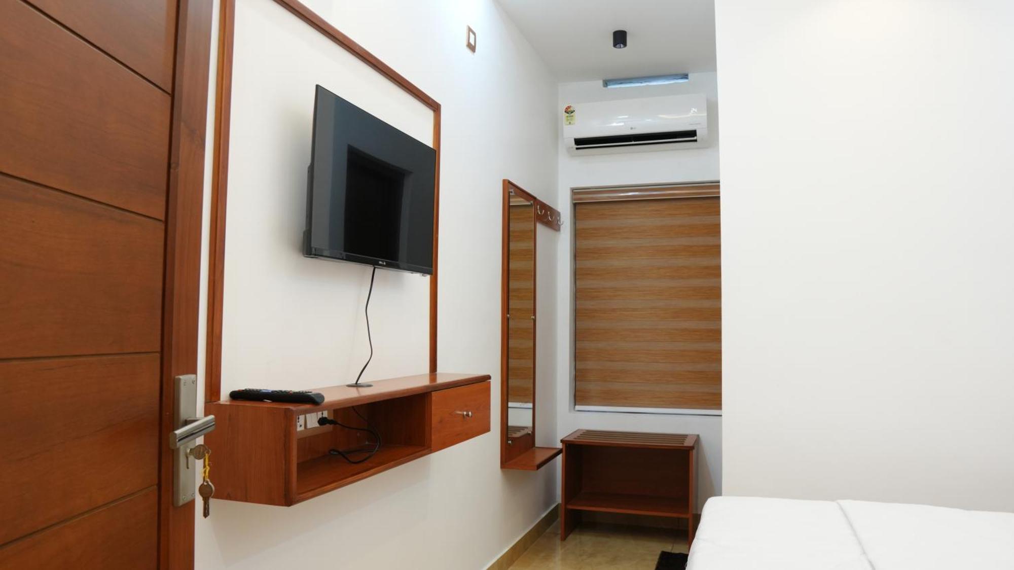 Neom'S Golden Gate Hotel Alwaye Bagian luar foto