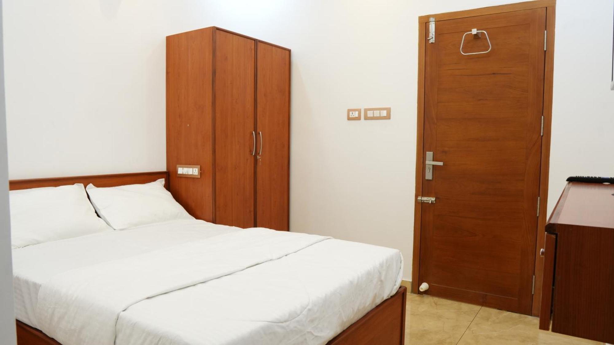Neom'S Golden Gate Hotel Alwaye Bagian luar foto