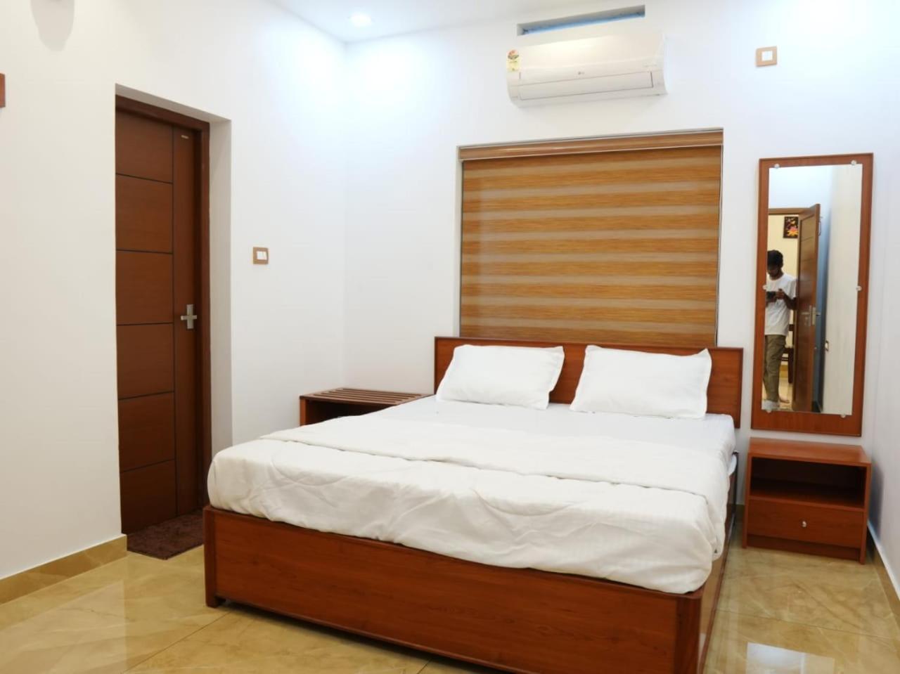 Neom'S Golden Gate Hotel Alwaye Bagian luar foto