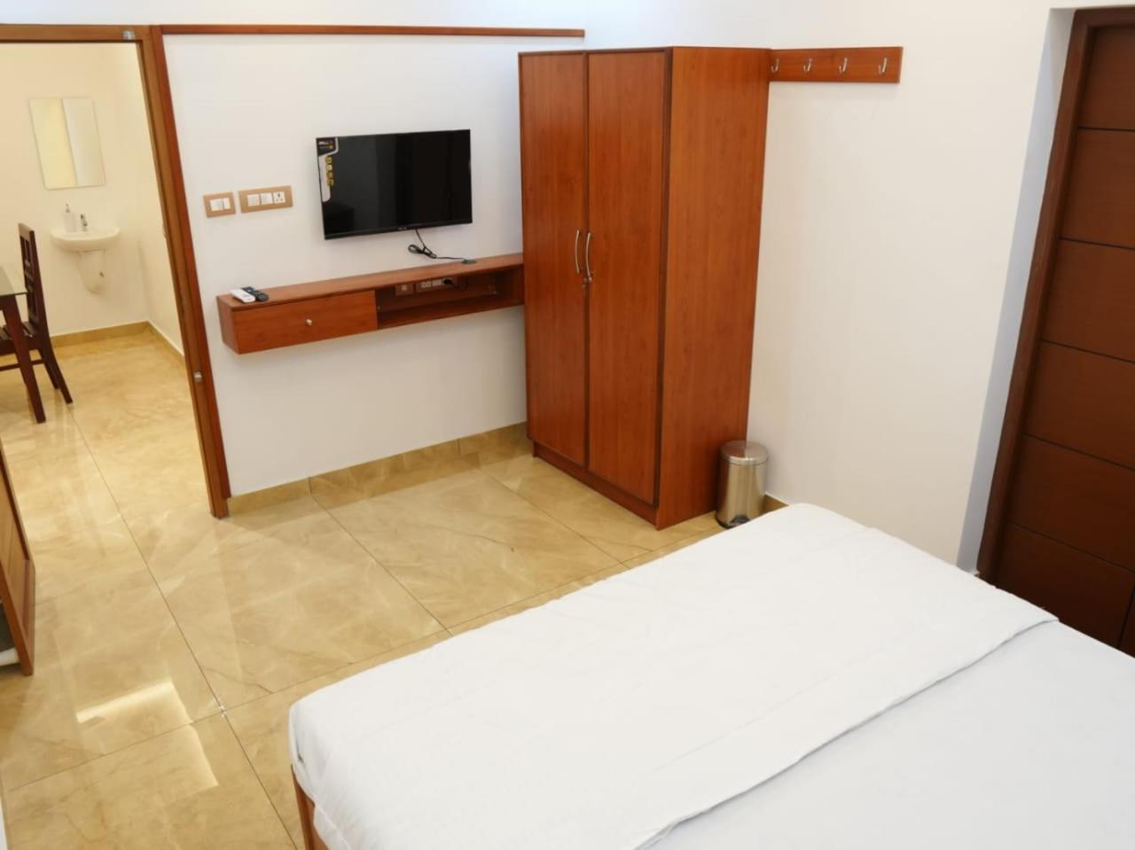 Neom'S Golden Gate Hotel Alwaye Bagian luar foto