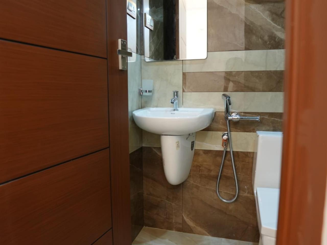 Neom'S Golden Gate Hotel Alwaye Bagian luar foto