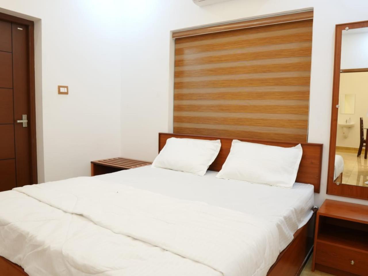 Neom'S Golden Gate Hotel Alwaye Bagian luar foto