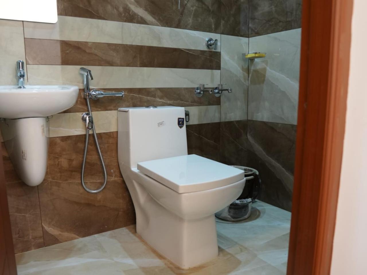 Neom'S Golden Gate Hotel Alwaye Bagian luar foto